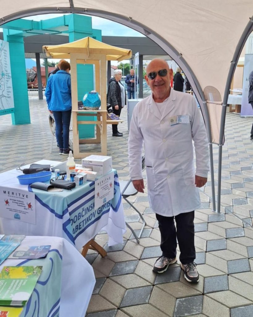 Ena oseba stoji pred stojnico